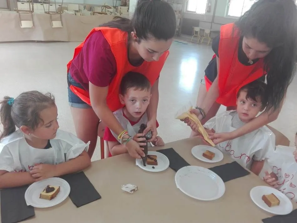 Foto 7 - Los ni&ntilde;os de Conciliamos en Verano hacen sus pinitos como cocineros