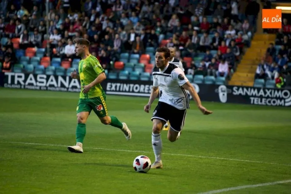 Víctor Mena en el derbi con el Salamanca UDS