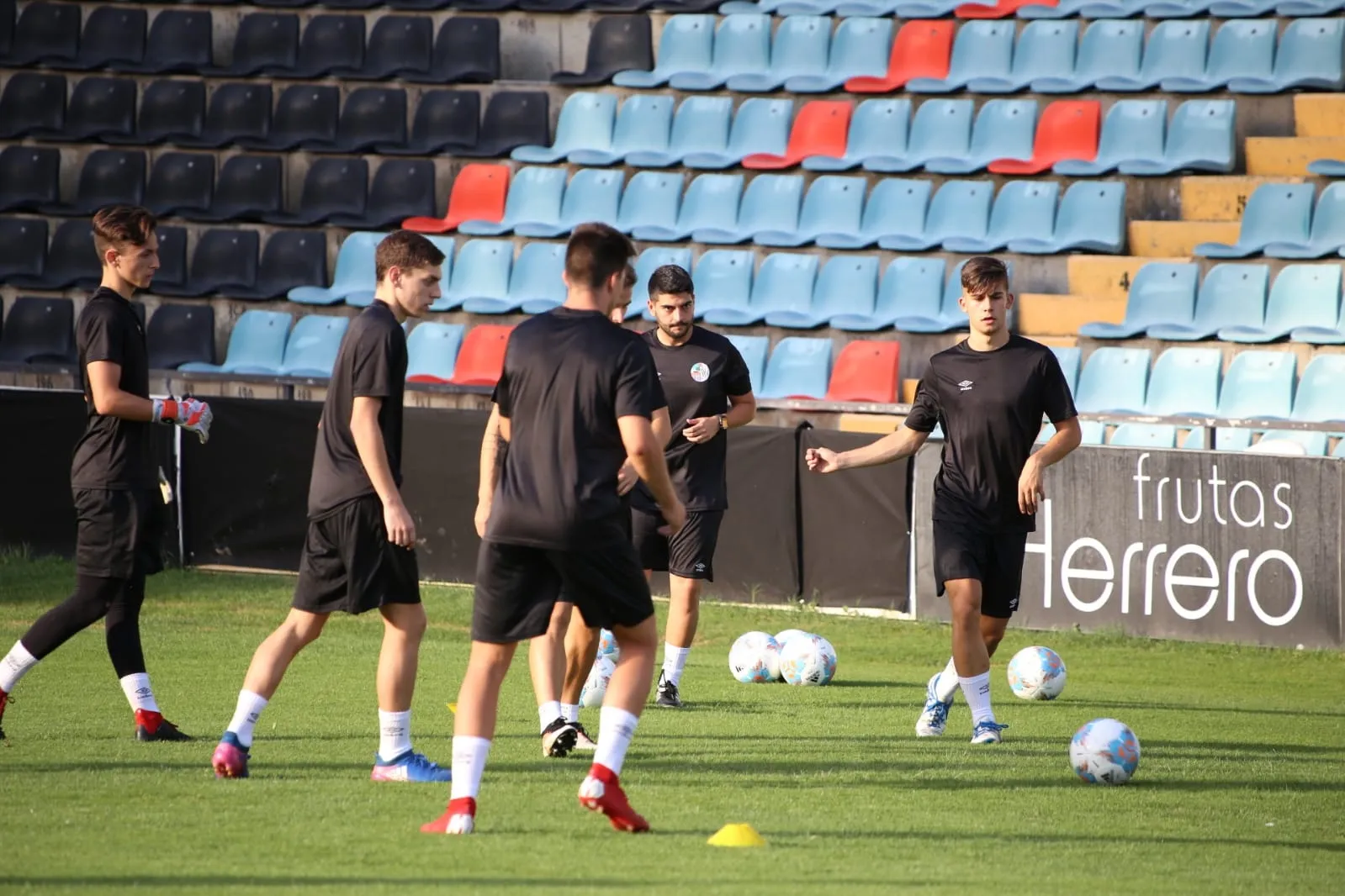 Foto 5 - El filial del Salamanca UDS pone el &lsquo;modo pretemporada&rsquo; bajo m&iacute;nimos