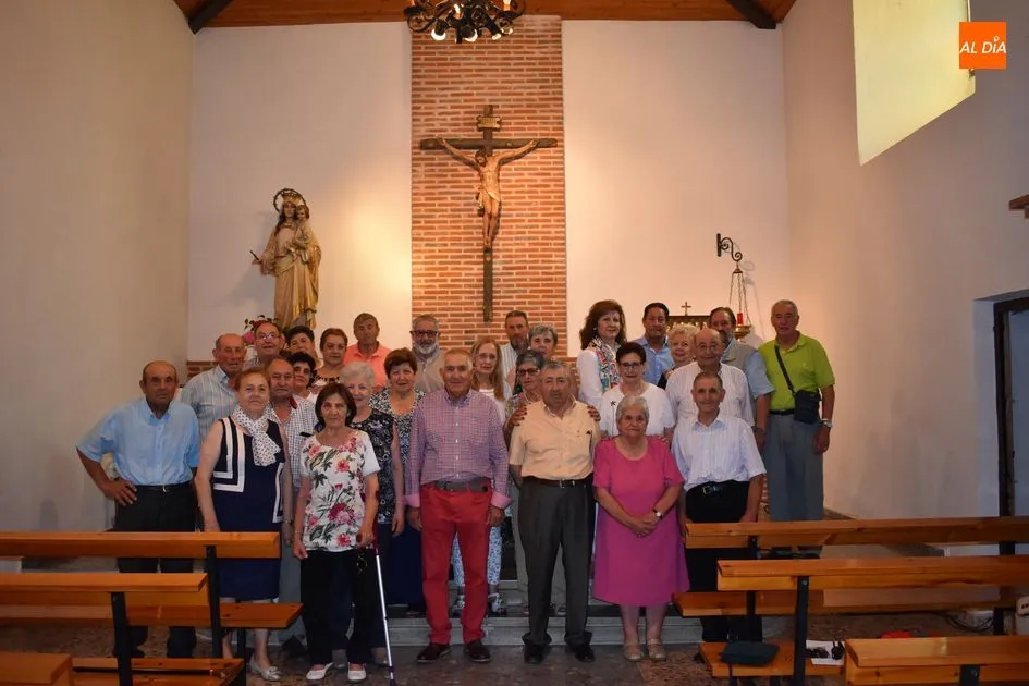 Los miembros de la familia Pérez tras acabar la eucaristía