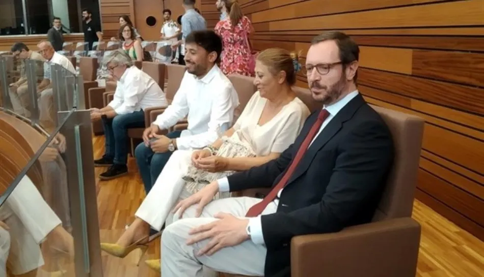 Los tres senadores autonómicos, Francisco Díaz y Teresa López (PSOE) y Javier Maroto (PP), siguen la votación desde la tribuna de invitados de las Cortes. Foto de Europa Press