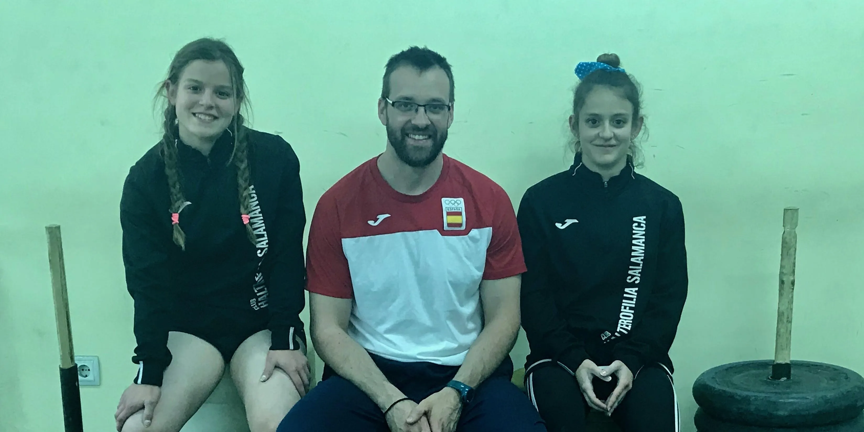 Laura y Marta junto a su entrenador, Francisco Javier Flores