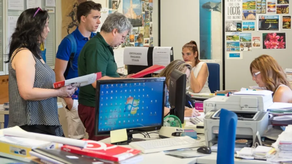 Aquellos que estén admitidos deberán ponerse en contacto con el Centro para confirmar la fecha y la hora de matrícula dentro de los plazos oficiales establecidos