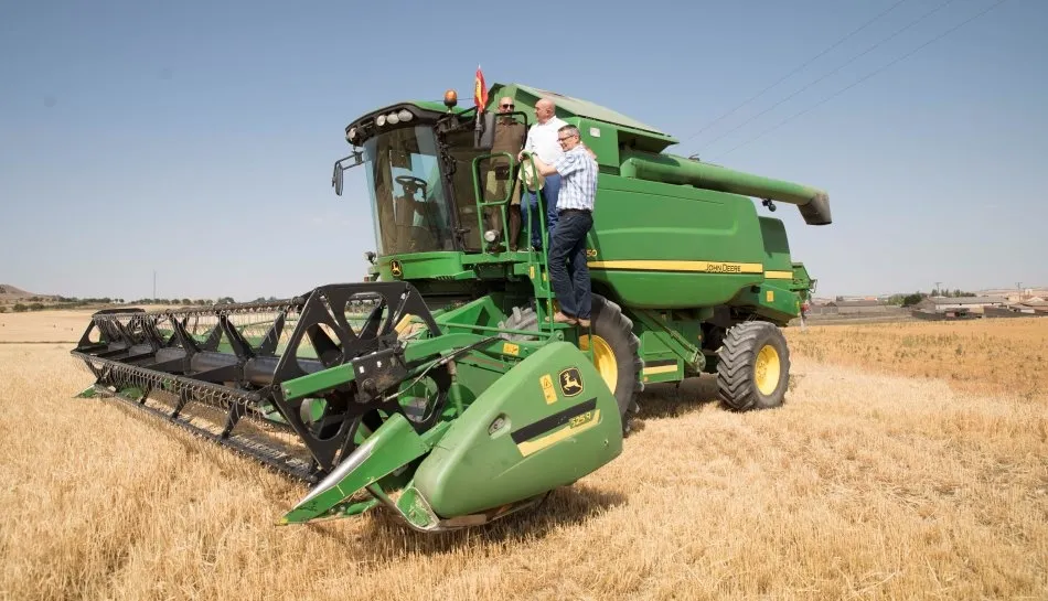 El consejero de Agricultura, Ganadería y Desarrollo Rural, Jesús Julio Carnero, ha dado a conocer esta mañana en el municipio vallisoletano de Valoria la Buena los datos de una cosecha en estado avanzado en la Comunidad