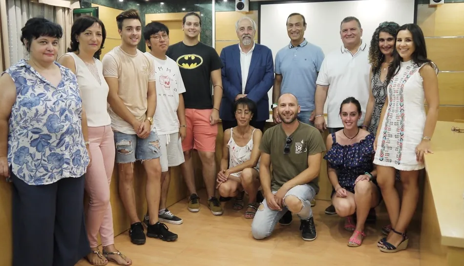 El alcalde de Carbajosa, Pedro Samuel Martín; el gerente del Ecyl en Salamanca, Pedro Grijalba; y el concejal de Empleo y Desarrollo Local, José Álvarez, junto a los alumnos