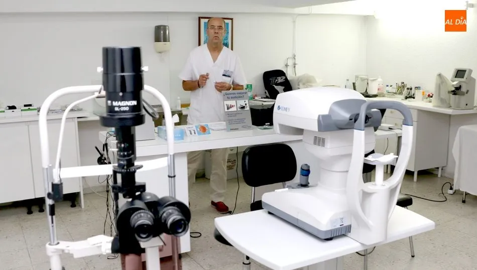 Isidro Herrero Prieto en su Óptica Christian de Vitigudino, establecimiento ubicado en las cuatro calles desde hace tres décadas / CORRAL