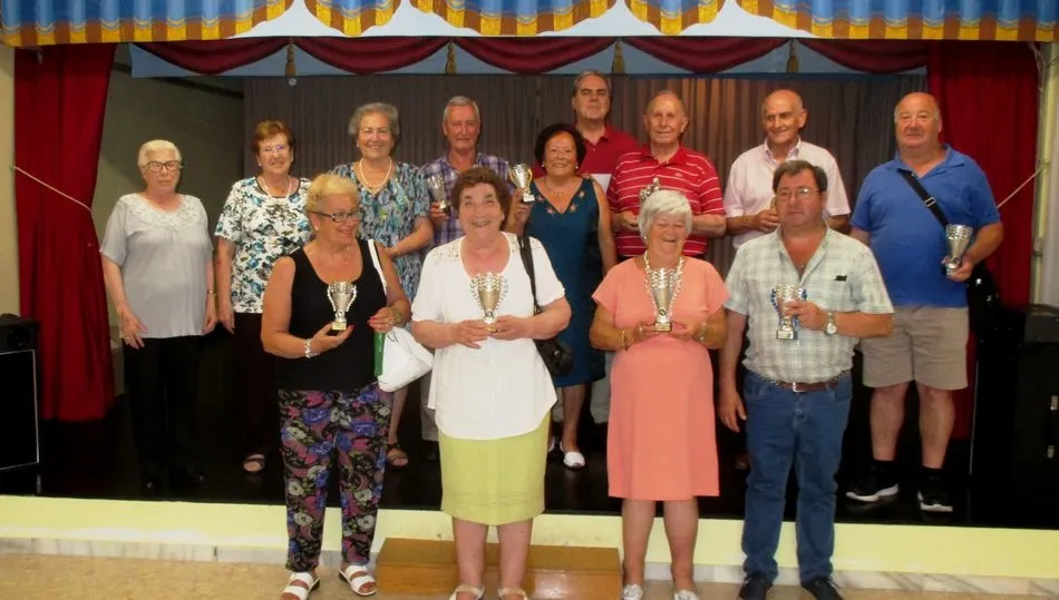 Campeones de los torneos en la celebración de la fiesta anual del Centro de Día de Mayores