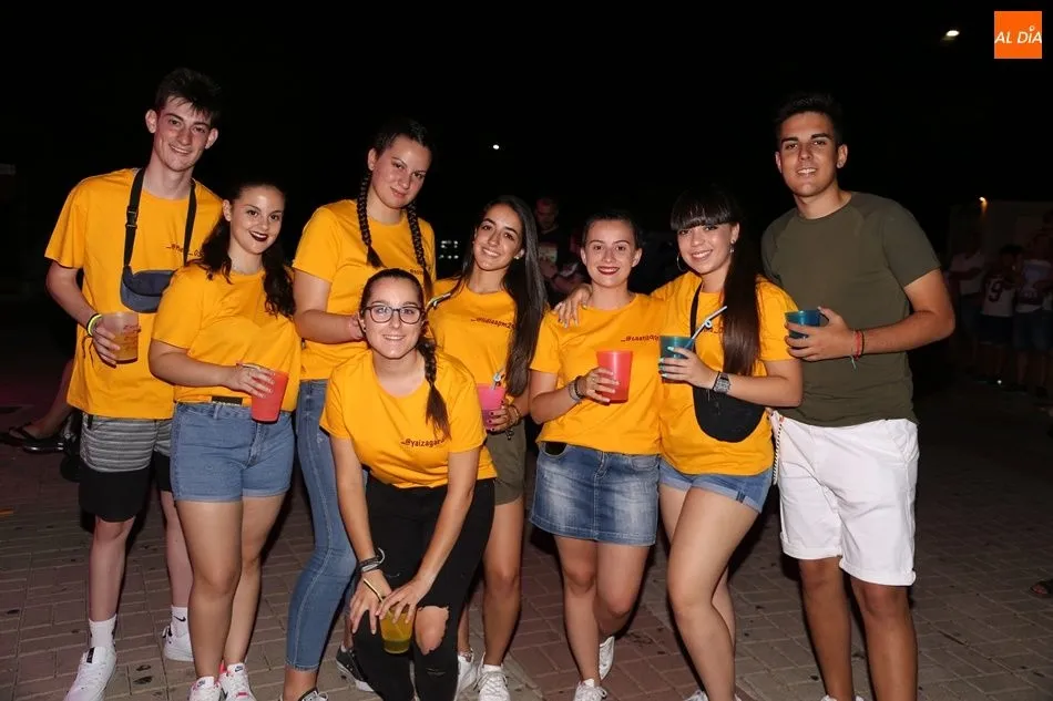 Una peña, en la verbena | Víctor Sánchez