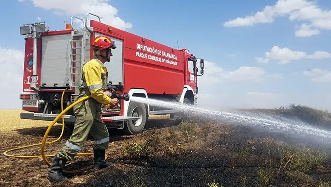 Los Bomberos de Peñaranda sofocaban un incendio declarado en una cuneta y un cultivo en Villar de Gallimazo