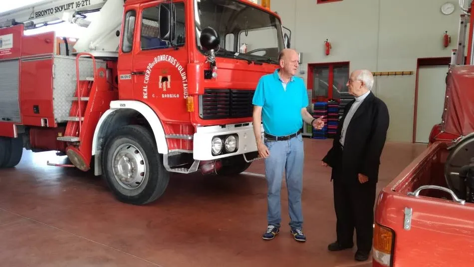 Foto 10 - El Administrador Apost&oacute;lico de la Di&oacute;cesis descubre por dentro el Parque de Bomberos  