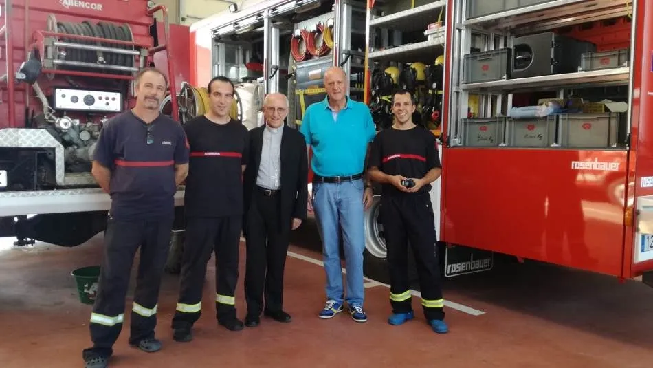 El Administrador Apostólico de la Diócesis descubre por dentro el Parque de Bomberos  
