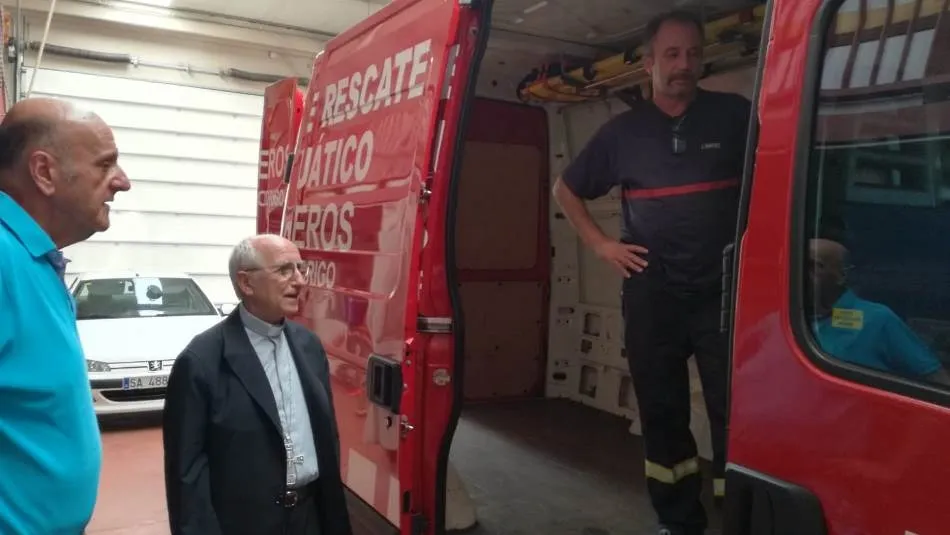 Foto 7 - El Administrador Apost&oacute;lico de la Di&oacute;cesis descubre por dentro el Parque de Bomberos  