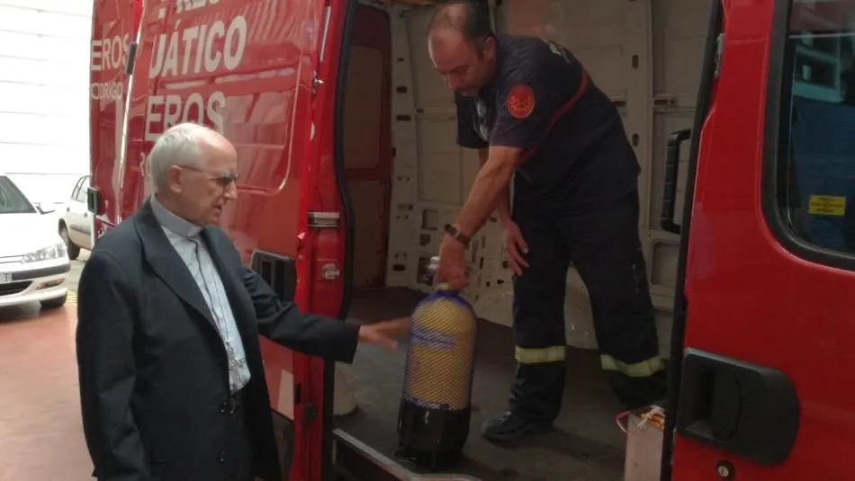 Foto 5 - El Administrador Apost&oacute;lico de la Di&oacute;cesis descubre por dentro el Parque de Bomberos  