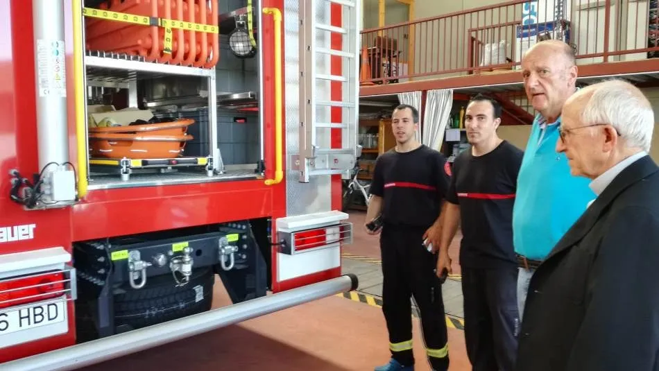Foto 4 - El Administrador Apost&oacute;lico de la Di&oacute;cesis descubre por dentro el Parque de Bomberos  