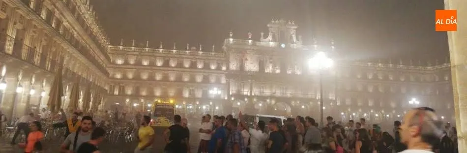 El humo se apoderó de la Plaza Mayor, ante la inquietud de los viandantes