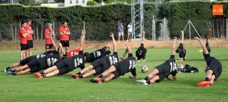 Los jugadores de Unionistas realizan ejercicios durante un entrenamiento / Archivo
