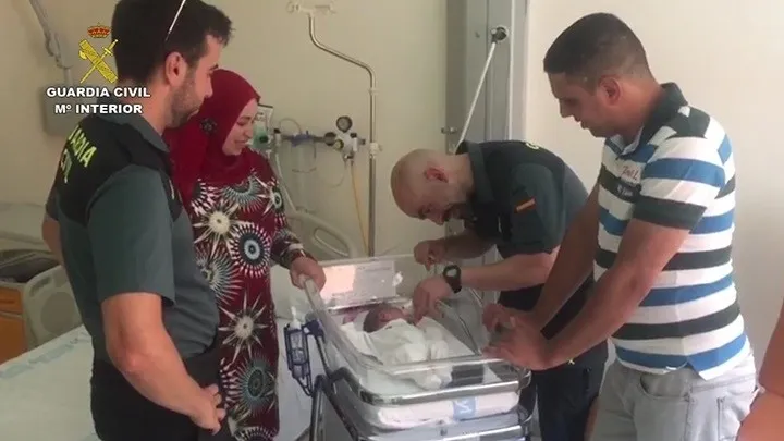 Los Guardias Civiles han visitado al recién nacido / Guardia Civil