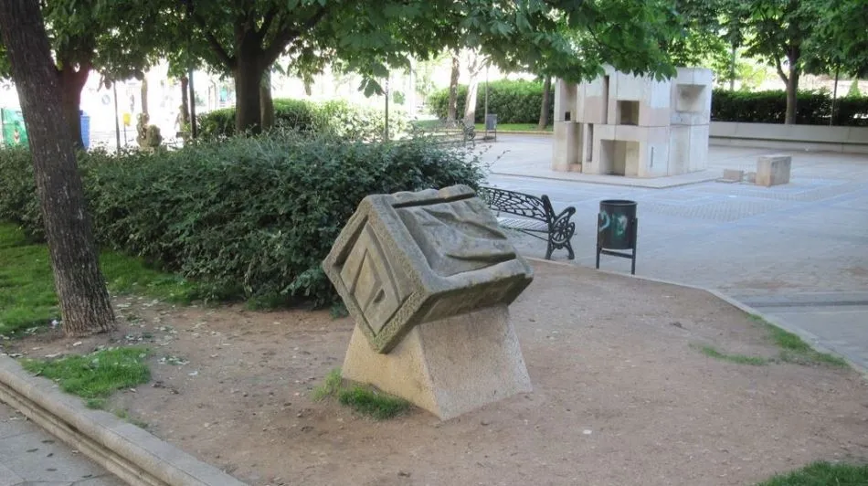 Una de las esculturas de la calle Cruz de Caravaca