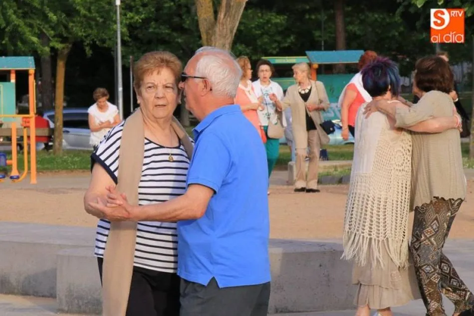 Personas mayores durante un acto cultural / Archivo