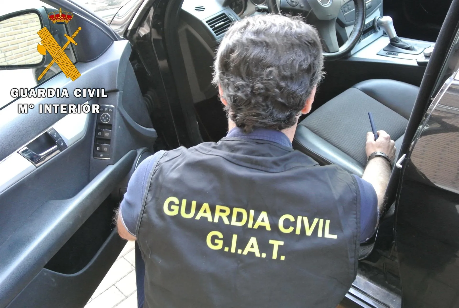 Un agente de la Guardia Civil revisa un vehículo / Europa Press