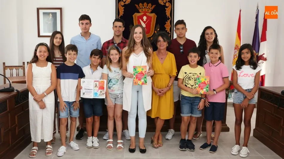 La alcaldesa de Vitigudino, Luisa de Paz, y la edil de fiestas, Victoria Rodríguez, presentaron el libro de las Ferias y Fiestas, acompañadas por las Cortes de Honor / CORRAL