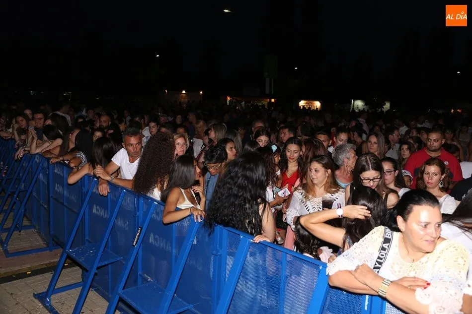 Jóvenes, en el concierto de Niña Pastori