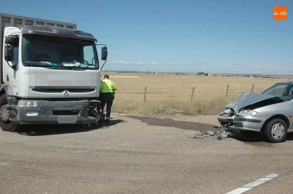 Foto 6 - Una joven resulta&nbsp; herida en un accidente en la carretera de Vitigudino a La Fuente de San Esteban