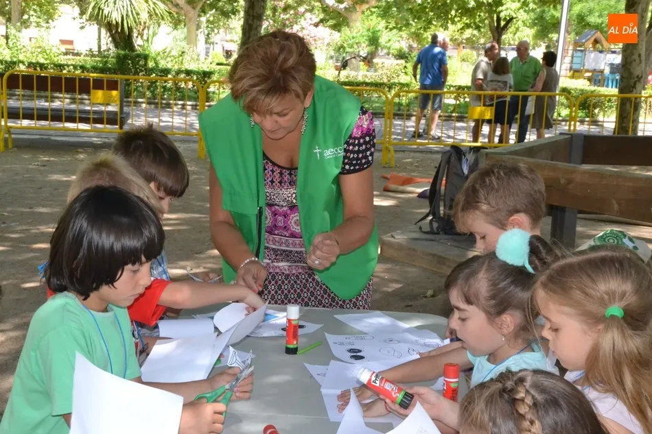 La AECC visita ‘Una Glorieta Emocionante’ para concienciar sobre los riesgos del sol  