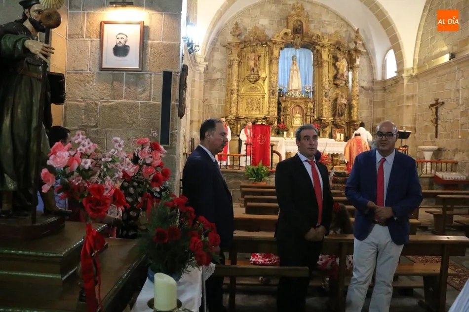 Foto 3 - El Ap&oacute;stol recorre las calles de Sobradillo en el d&iacute;a grande de las fiestas  