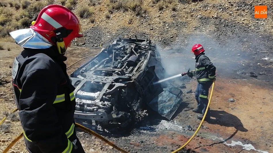 Foto 6 - Los ocupantes de un turismo escapan a tiempo de las llamas generadas tras sufrir un accidente  