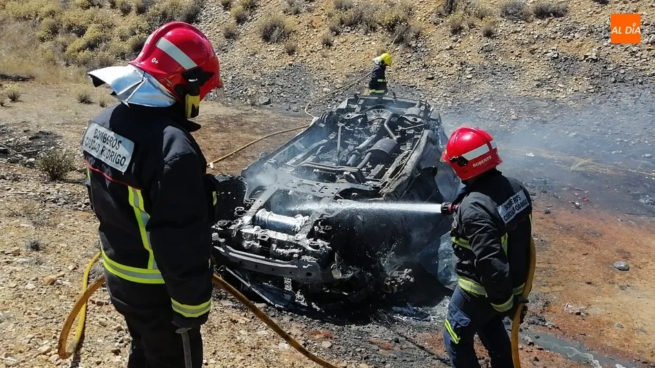 Foto 3 - Los ocupantes de un turismo escapan a tiempo de las llamas generadas tras sufrir un accidente  