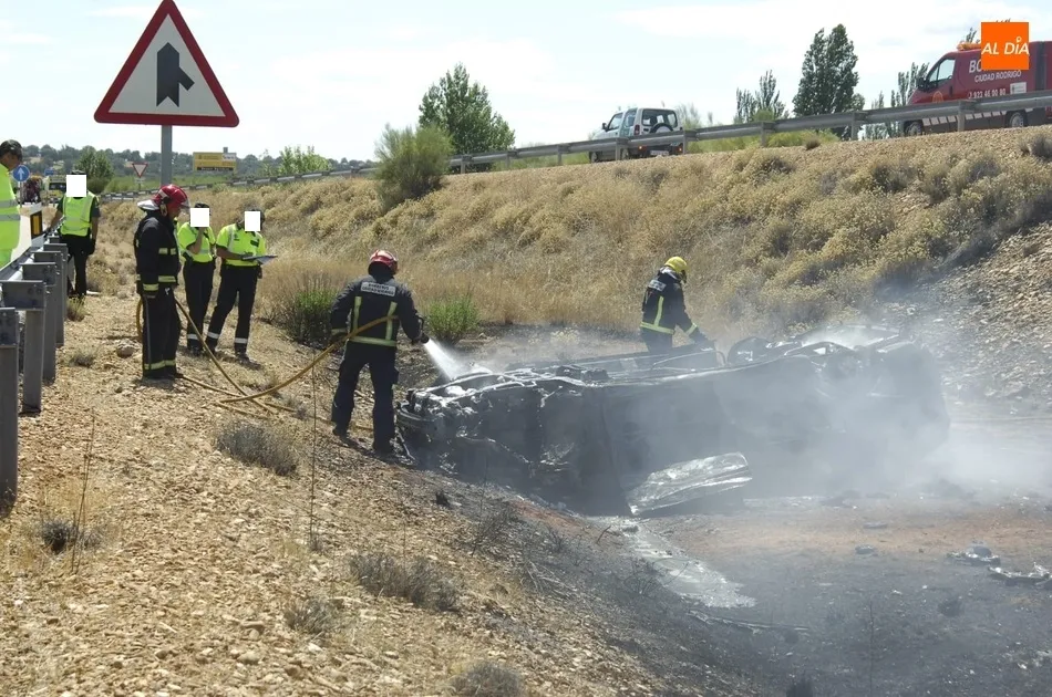Foto 10 - Los ocupantes de un turismo escapan a tiempo de las llamas generadas tras sufrir un accidente  