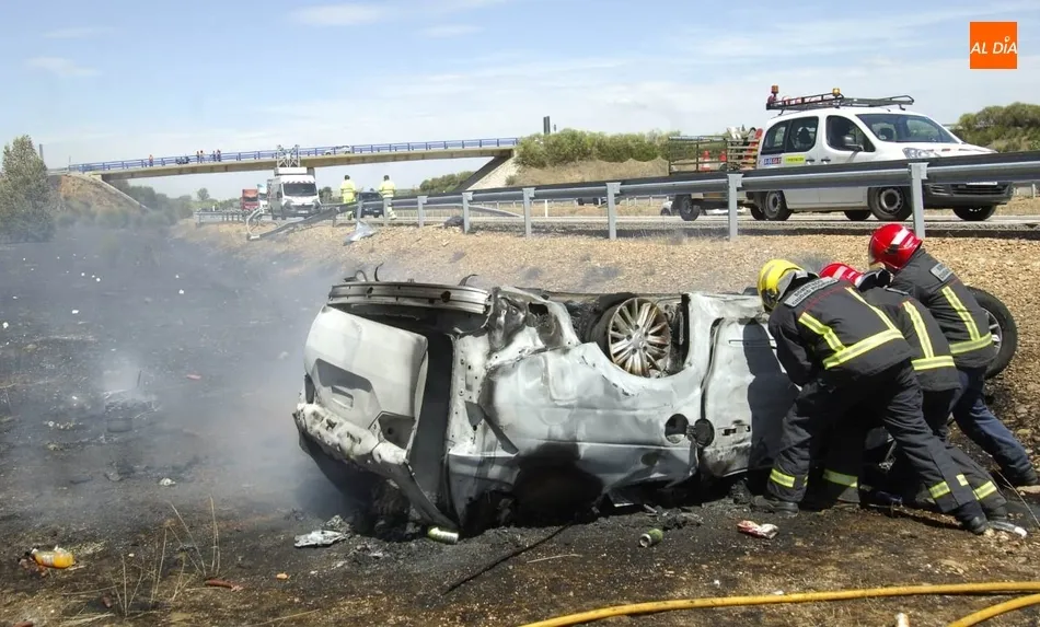 Foto 11 - Los ocupantes de un turismo escapan a tiempo de las llamas generadas tras sufrir un accidente  