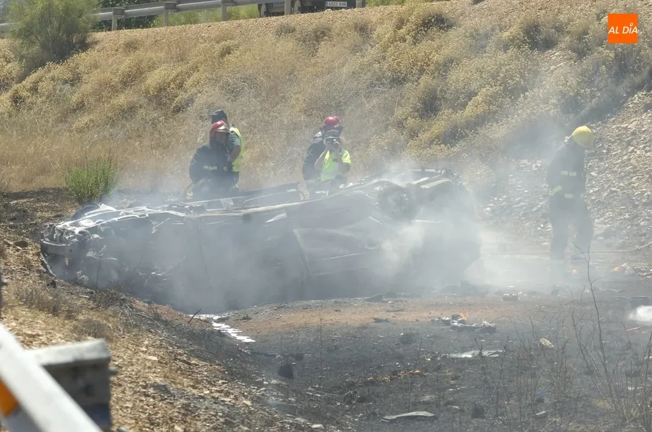 Foto 8 - Los ocupantes de un turismo escapan a tiempo de las llamas generadas tras sufrir un accidente  