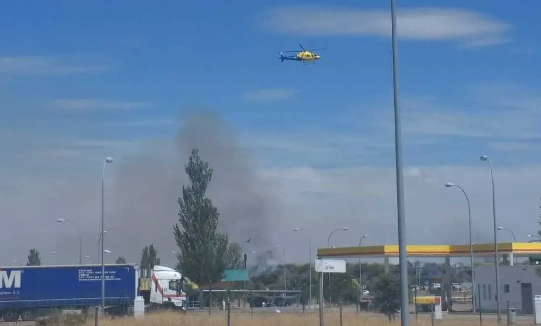 Foto 7 - Los ocupantes de un turismo escapan a tiempo de las llamas generadas tras sufrir un accidente  