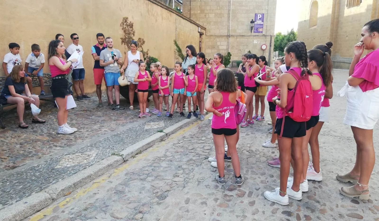 Las integrantes del Campus de Gimnasia Rítmica realizan una gymkana por el centro  