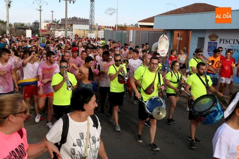 Desfile de peñas en Santa Marta de Tormes / Víctor Sánchez