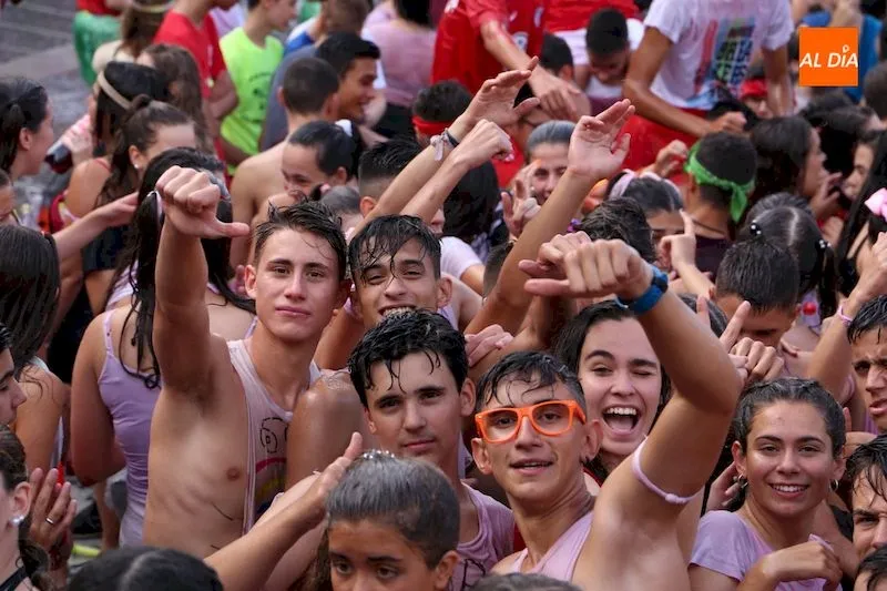 Foto 4 - El desfile de pe&ntilde;as llena de colorido Santa Marta