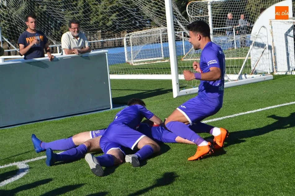Los jugadores del Peñaranda celebran un gol
