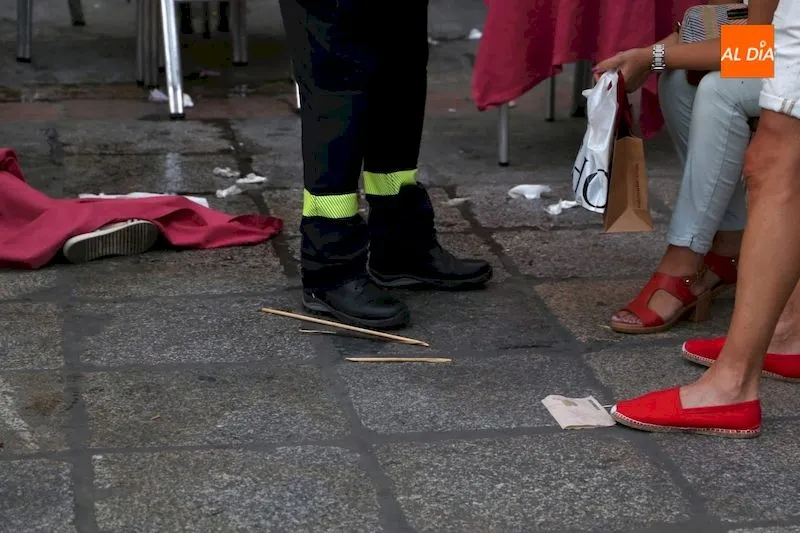 Foto 4 - Una herida tras explotar un cohete lanzado con motivo de la colocaci&oacute;n de la Mariseca en la Plaza...
