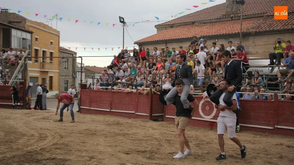 Jesús de la Calzada e Ismael Martín salían a hombros de la plaza tras una exitosa tarde en Sobradillo / MARIBEL