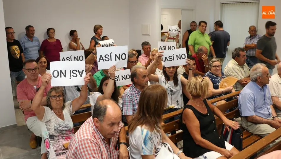 El público interrumpió varias veces para mostrar su rechazo a los argumentos expuestos por la alcaldesa / CORRAL