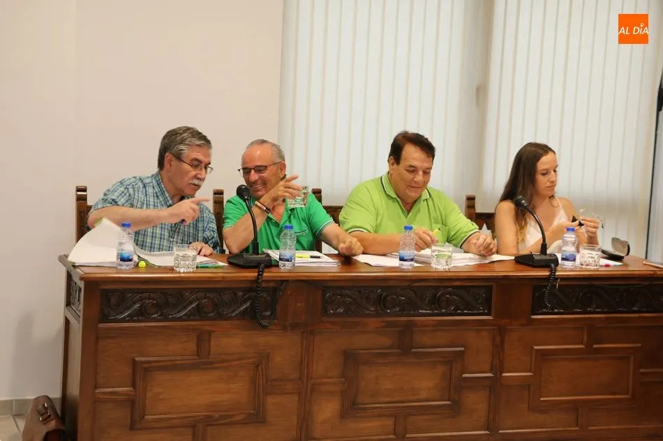 Foto 4 - El equipo de Gobierno de Vitigudino aprueba dedicaciones para la alcaldesa y dos concejalas en un...