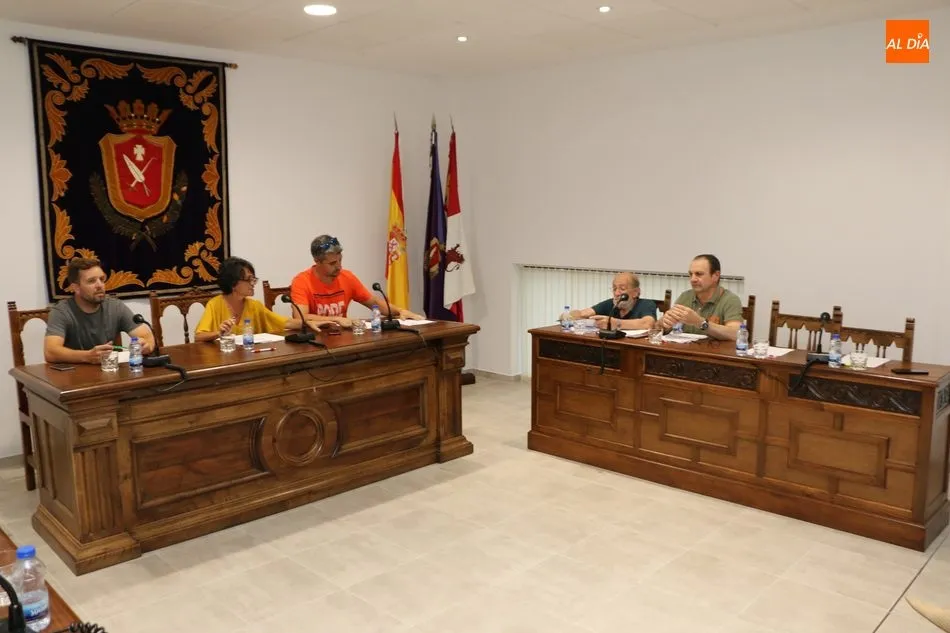 Foto 5 - El equipo de Gobierno de Vitigudino aprueba dedicaciones para la alcaldesa y dos concejalas en un...
