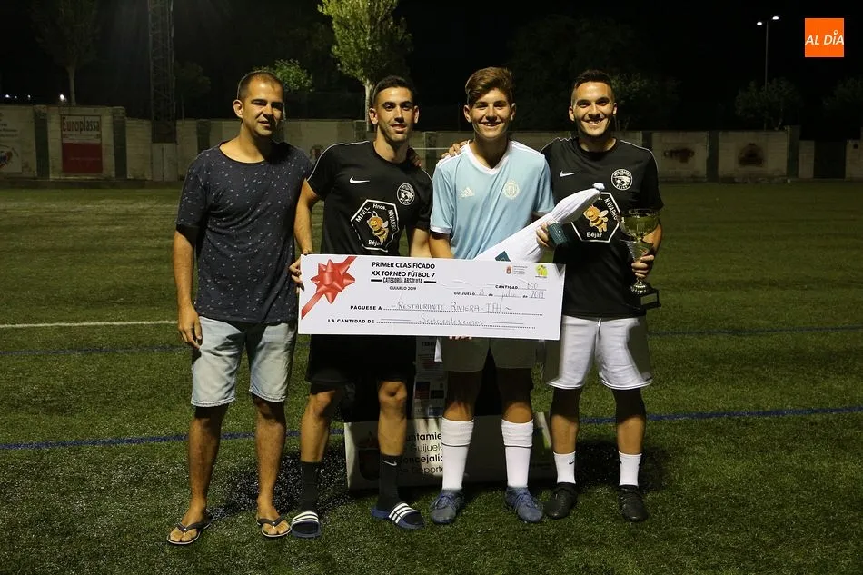 Foto 2 - Restaurante Riviera se impone en el torneo de verano de f&uacute;tbol 7