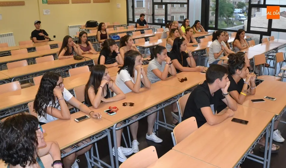 Foto 4 - La Psico Woman habla de sexo con los j&oacute;venes mirobrigenses  