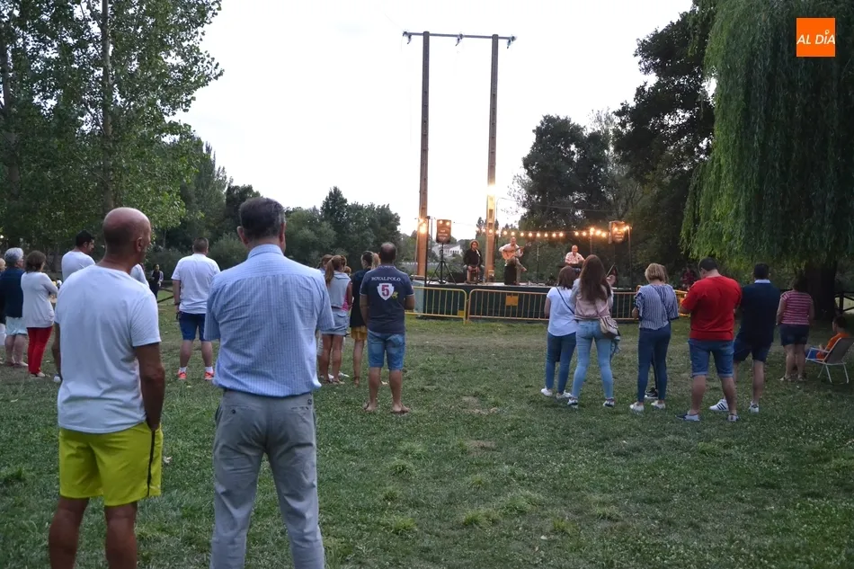 Foto 2 - El cielo dificulta el concierto de Hakay a orillas del &Aacute;gueda  