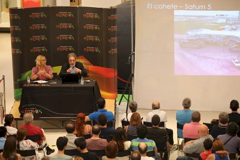 Foto 10 - Rafael Clemente vaticina que el pr&oacute;ximo astronauta que pisar&aacute; la luna ser&aacute; chino  