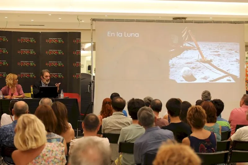 Foto 6 - Rafael Clemente vaticina que el pr&oacute;ximo astronauta que pisar&aacute; la luna ser&aacute; chino  