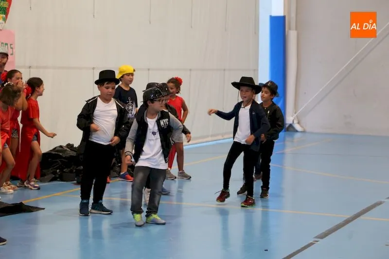 Integrantes del campamento durante su actuación / Víctor Sánchez